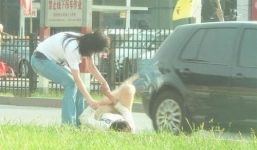 Hai mẹ con đánh ghen tình địch giữa đường